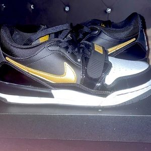 Air jordan legacy 312 low (gs) they black white &gold